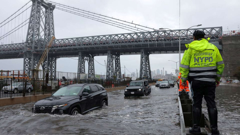 Record rain in New York City generates ‘life-threatening’ flooding, overwhelming streets and subways 3 AA1hs96T
