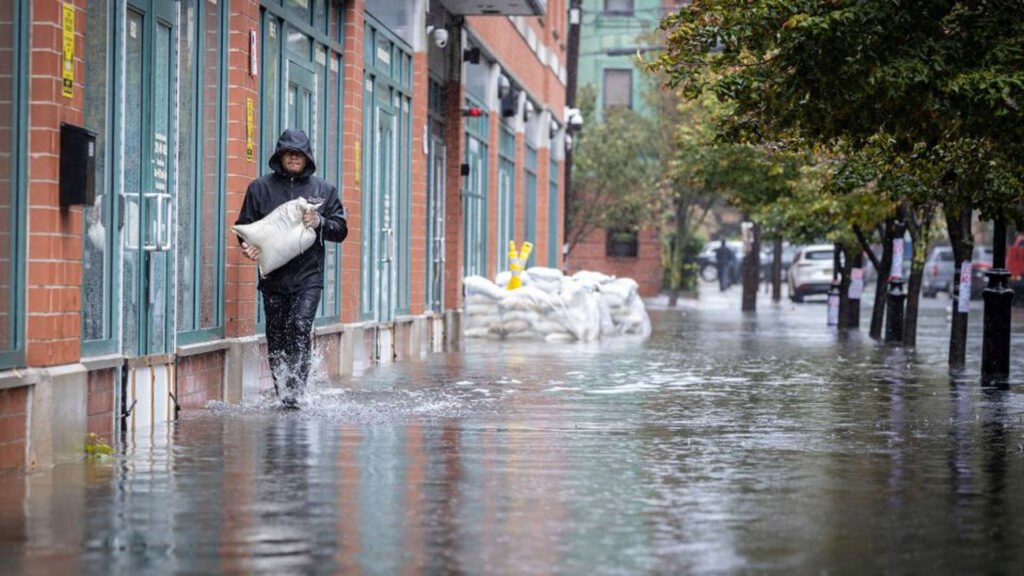 Record rain in New York City generates ‘life-threatening’ flooding, overwhelming streets and subways 2 AA1hsi1Y