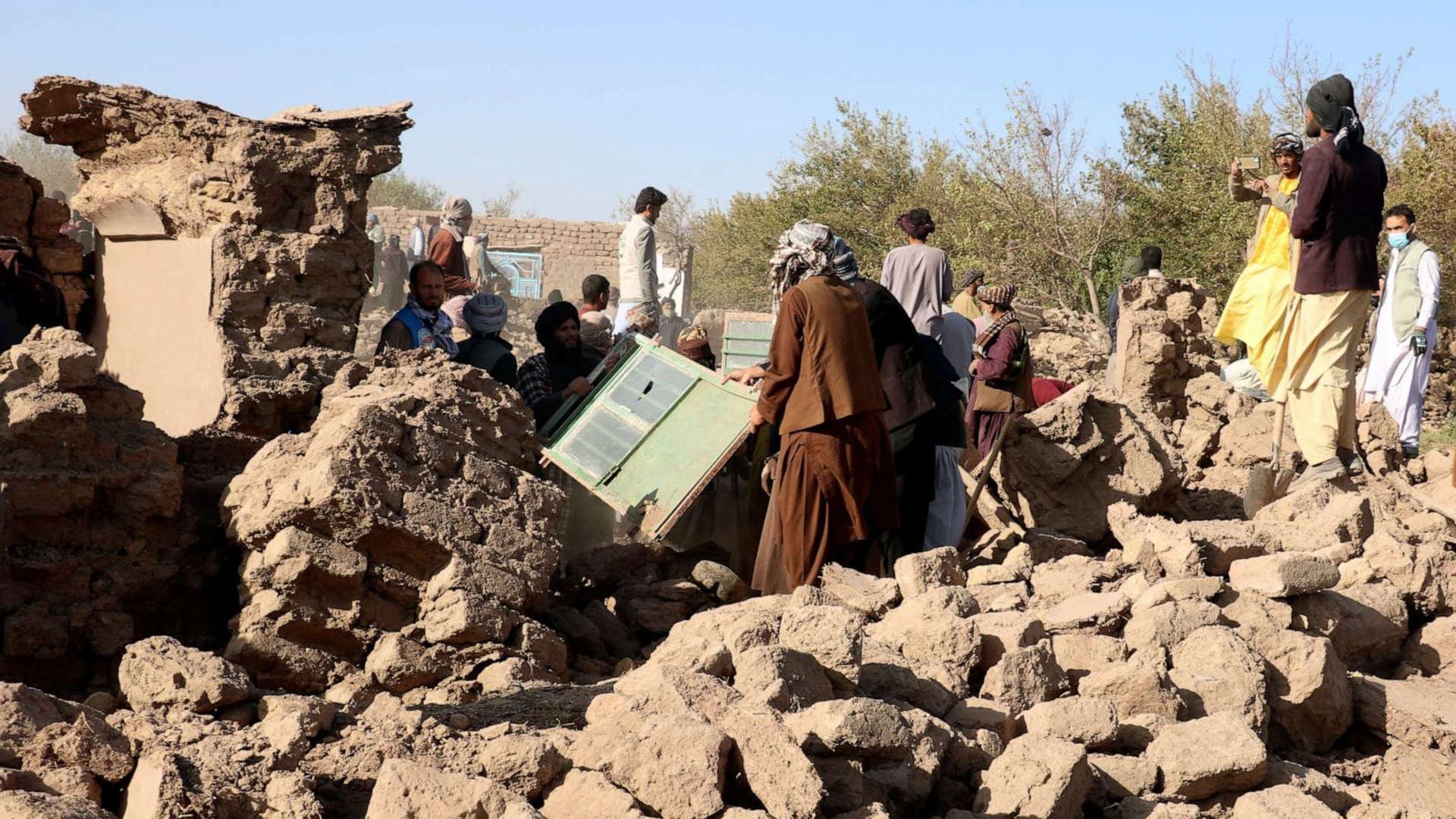 Earth-Shattering 6.3 Magnitude Quake Rocks Afghanistan 1 AA1i0UvA-1