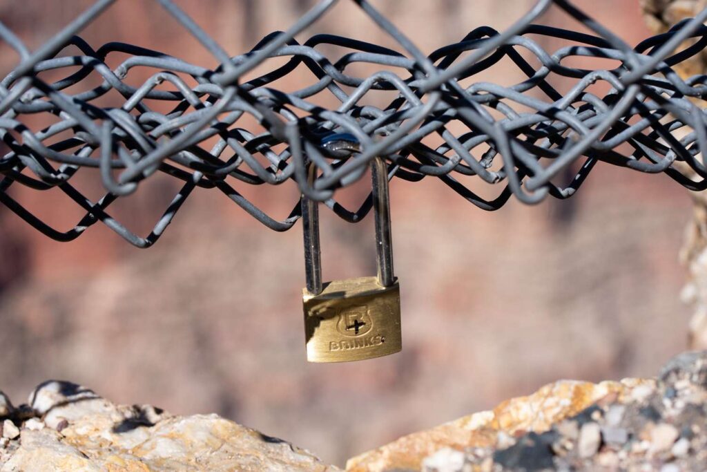 grand canyon love locks warning 101323 2 6d73d32bd47c460695a72df110bb047a