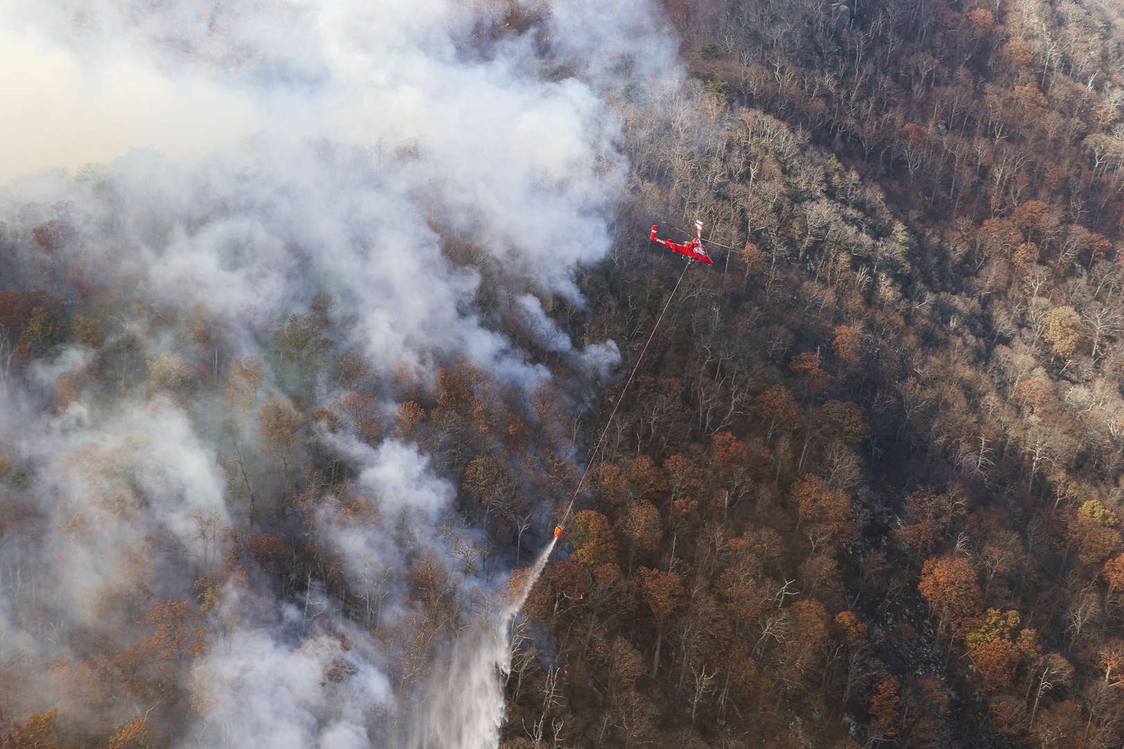Virginia's Governor Declares State of Emergency Amid Intense Firefight Against Wildfires 1 AA1jxQoQ