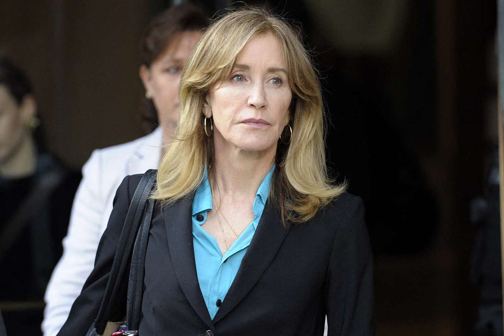 Felicity Huffman Speaks Out After 4 Years on College Admissions Scandal: "I Felt Compelled to Cross Legal Lines" 1 AA1kQ63m