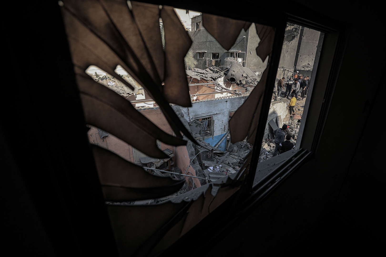 Escalation in Israel-Gaza Conflict: Live Updates as Bombings Resume and Casualties Surge 1 AA1kSpI3