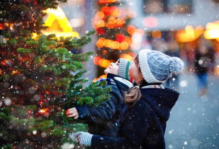 THEME_PEOPLE_KIDS_CHRISTMAN_MARKET_SNOW_TREE_GettyImages-1255887607-1