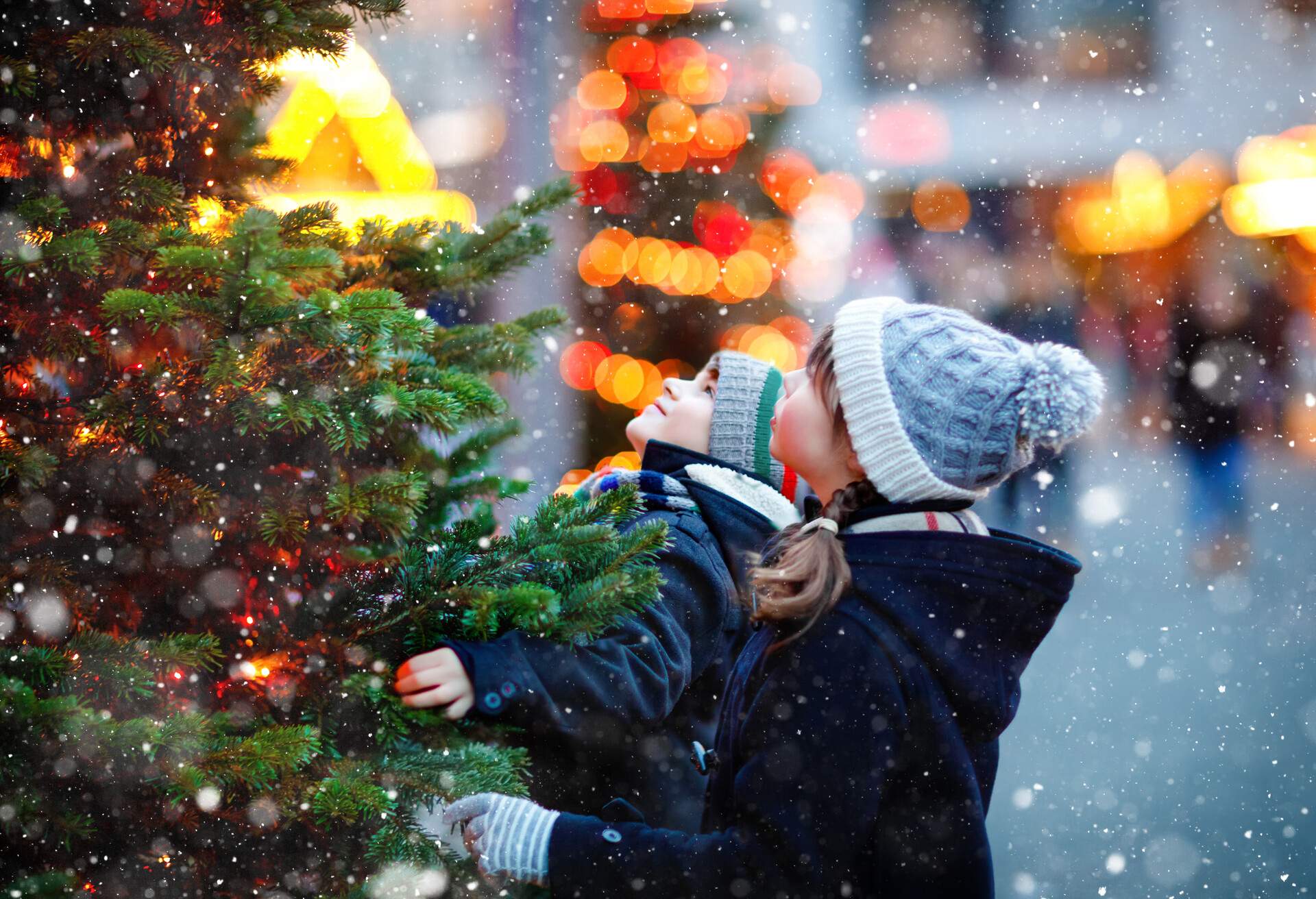 Christmas Eve: A Night of Traditions and Magic 1 THEME_PEOPLE_KIDS_CHRISTMAN_MARKET_SNOW_TREE_GettyImages-1255887607-1