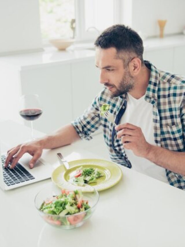 portrait-handsome-man-eating-home_274222-10621