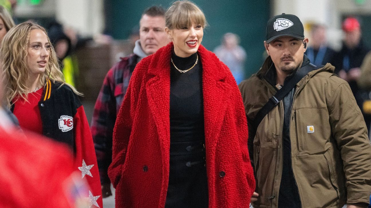 Taylor Swift's Epic Surprise at Chiefs-Packers Game 1 i
