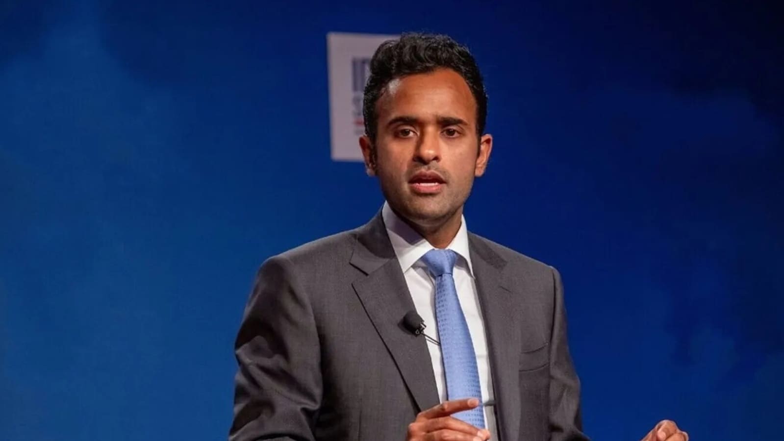 Vivek Ramaswamy drops out of the 2024 presidential race, throws support behind Trump