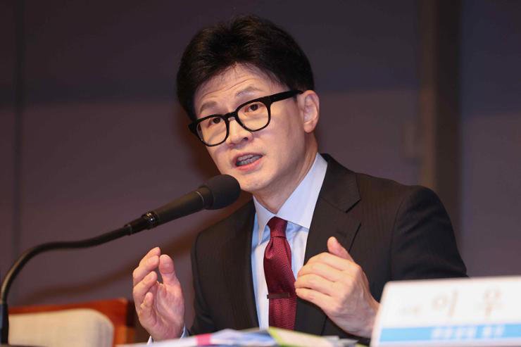 Ruling party leader draws North Korea comparison over rival camp's election rule decision