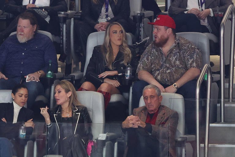 Celebrities like Taylor Swift, Paul Rudd, Blake Lively, and Jay-Z attended the 2024 Super Bowl 5 BB1i83qZ