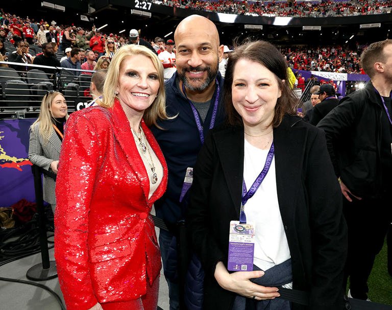 Celebrities like Taylor Swift, Paul Rudd, Blake Lively, and Jay-Z attended the 2024 Super Bowl 4 BB1i88j0
