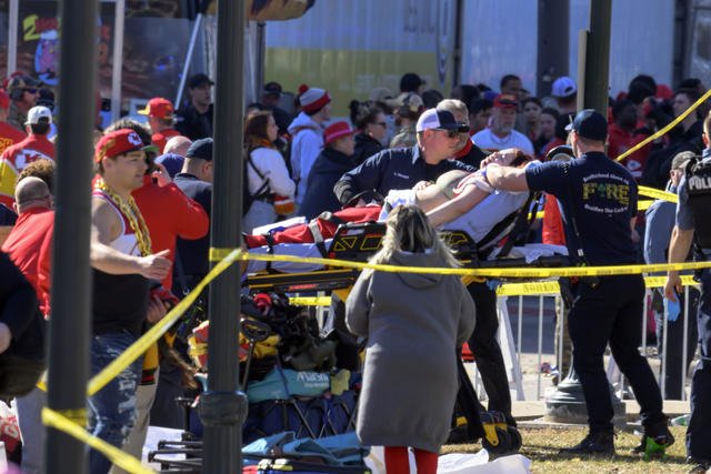 1 person dead, more than 20 wounded in shooting following Super Bowl parade 3 ap24045728545103